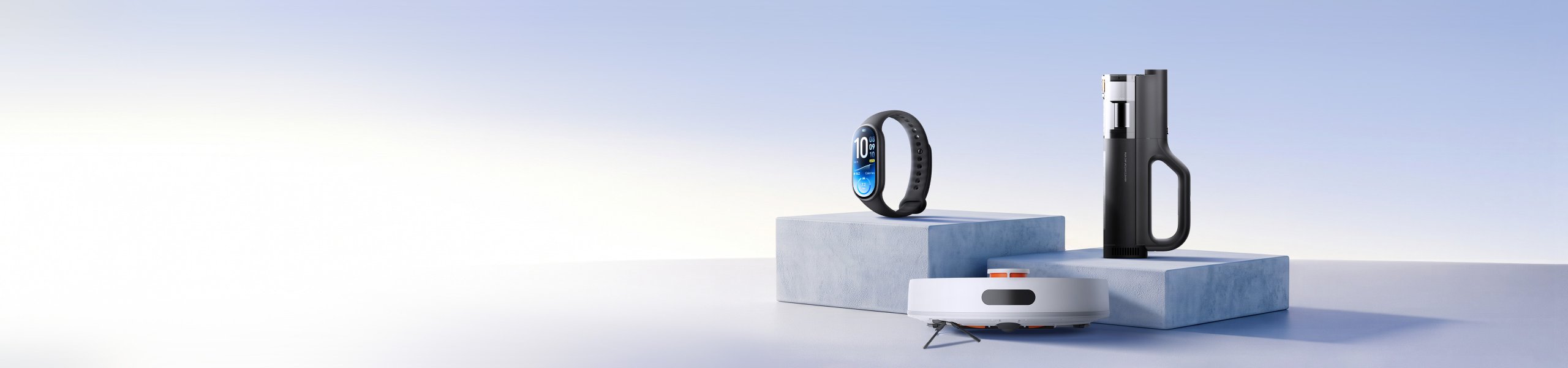 草原の上にテントがあり、その隣にテーブルといくつかの電子製品、携帯電話、ヘッドフォン、スーツケース、腕時計があります。背景は青空と水面です。