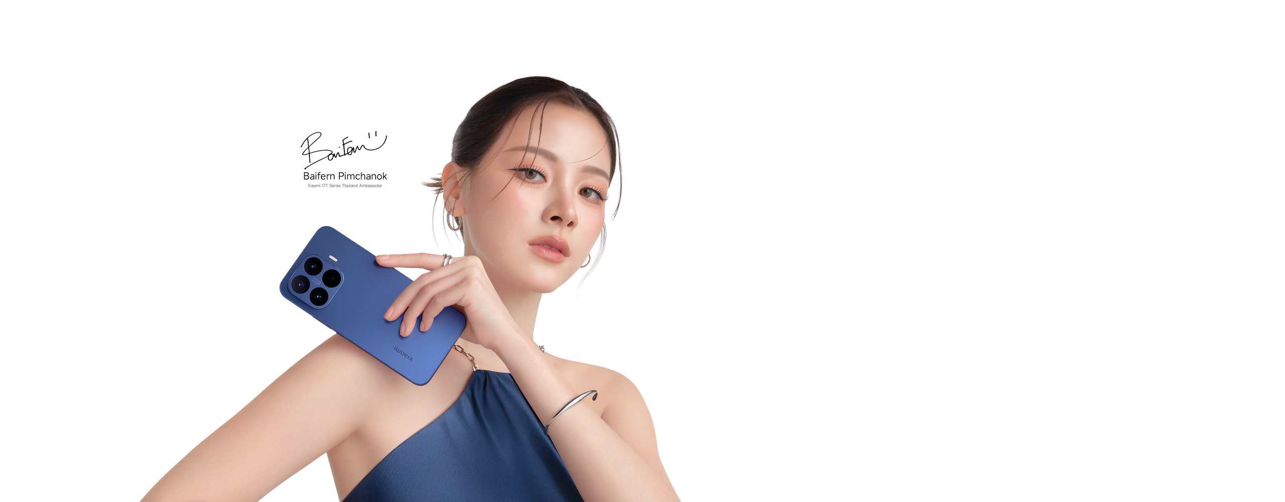 ภาพนี้มีสมาร์ทโฟน Xiaomi ซีรีส์ 17 เป็นจุดเด่น โดยเน้นความร่วมมือกับ Leica สำหรับภาพถ่ายที่สำคัญ มันแสดงโทรศัพท์สีเขียวที่มีโมดูลกล้องเด่นชัด ข้อความส่งเสริมการขายกล่าวถึงข้อเสนอที่เกี่ยวข้องกับชุดอุปกรณ์ถ่ายภาพ Xiaomi 17 Ultra และเครื่องพิมพ์ภาพพกพา Xiaomi 1S โดยมีวันที่ตั้งแต่ 8 มีนาคมถึง 31 มีนาคม 2026