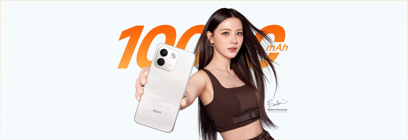 ผู้หญิงคนหนึ่งกำลังถือสมาร์ทโฟน ที่ด้านหลังของโทรศัพท์มีคำว่า "REDMI" มีข้อความ "10000mAh" อยู่ในพื้นหลัง เธอสวมเสื้อผ้าสีเข้ม มีผมยาวพลิ้วไหว และมองตรงไปที่กล้อง.