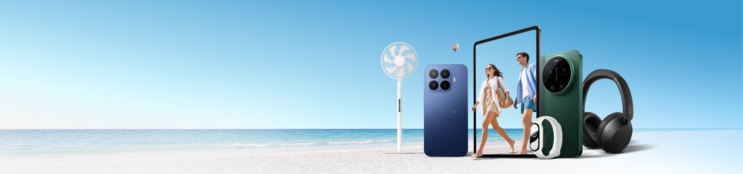 草原の上にテントがあり、その隣にテーブルといくつかの電子製品、携帯電話、ヘッドフォン、スーツケース、腕時計があります。背景は青空と水面です。
