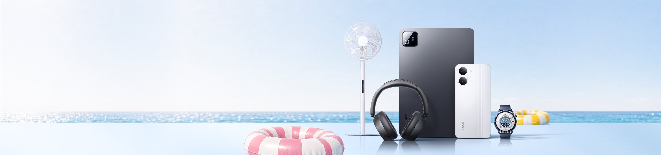 草原の上にテントがあり、その隣にテーブルといくつかの電子製品、携帯電話、ヘッドフォン、スーツケース、腕時計があります。背景は青空と水面です。