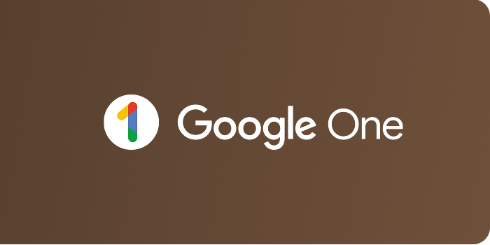 El logotipo de Google One, que incluye el número "1" y la frase "Google One", tiene un fondo marrón.