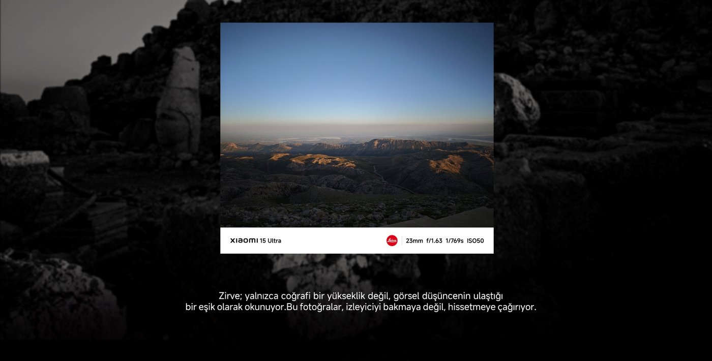 Bir manzara fotoğrafı, dağları ve gökyüzünü gösteriyor; ön planda birkaç taş yapısı var, arka planda ise uzaktaki dağlar ve mavi gökyüzü. Fotoğrafın alt kısmında, görüntünün anlamını ve duygusunu tanımlayan Türkçe bir yazı var.