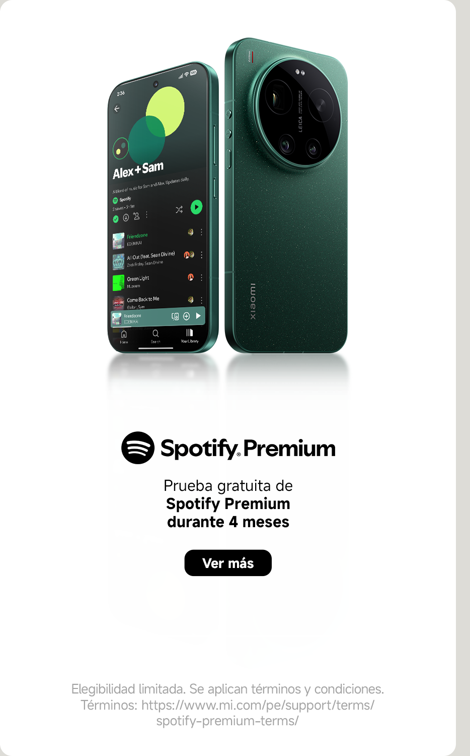 Muestra un teléfono inteligente verde con una pantalla que muestra la aplicación de Spotify. El contenido incluye la lista de reproducción "Alex + Sam". Abajo hay un anuncio que dice "Prueba Spotify Premium por cuatro meses", acompañado de un botón "Ver más" y la información de términos relacionados.