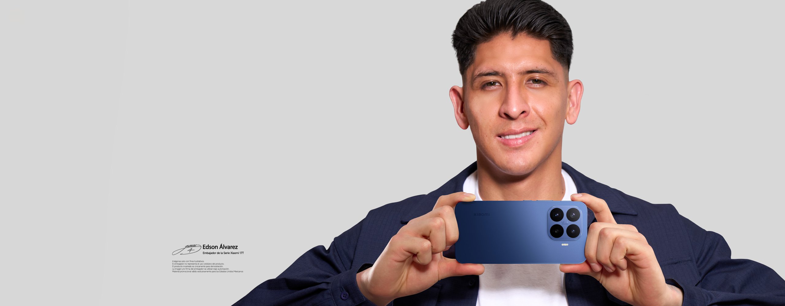 Un teléfono Xiaomi 17, que muestra su diseño de cámara único, con el logo de Leica. El lado derecho de la pantalla ofrece información promocional, incluyendo una prueba gratuita de Spotify Premium, regalos, puntos dobles y pagos a plazos sin intereses.