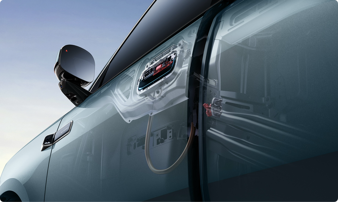 A close-up of one side of the car door shows the internal structure of the door, reflecting the external environment. There is a black rearview mirror beside the window, and the door handle has a modern design. The background is a blue sky, and the overall tone is calm.