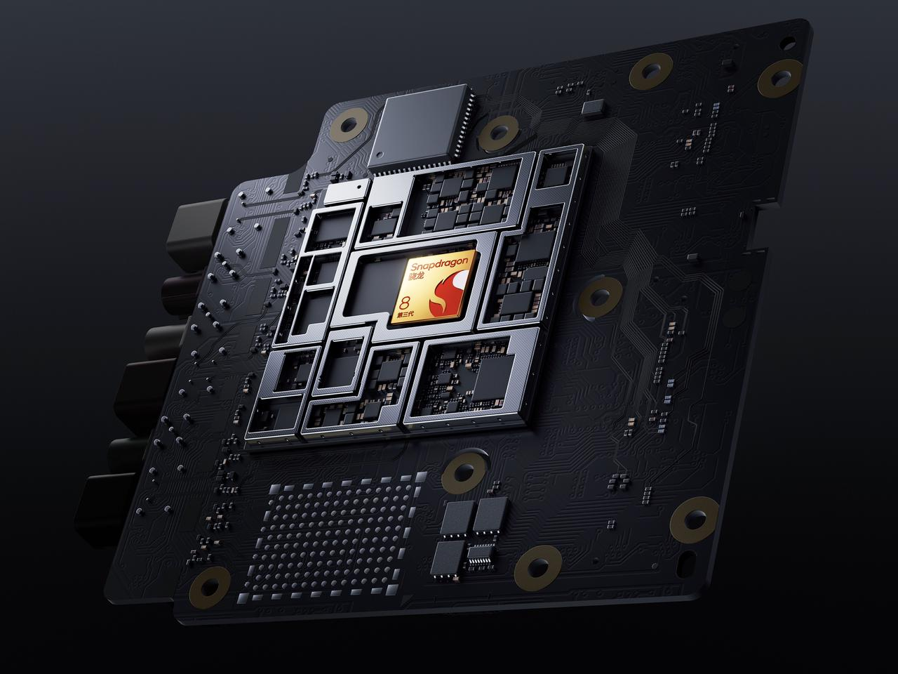 Una scheda circuito nera mostra il processore Snapdragon 8, circondato da molteplici componenti elettronici e porte di connessione.