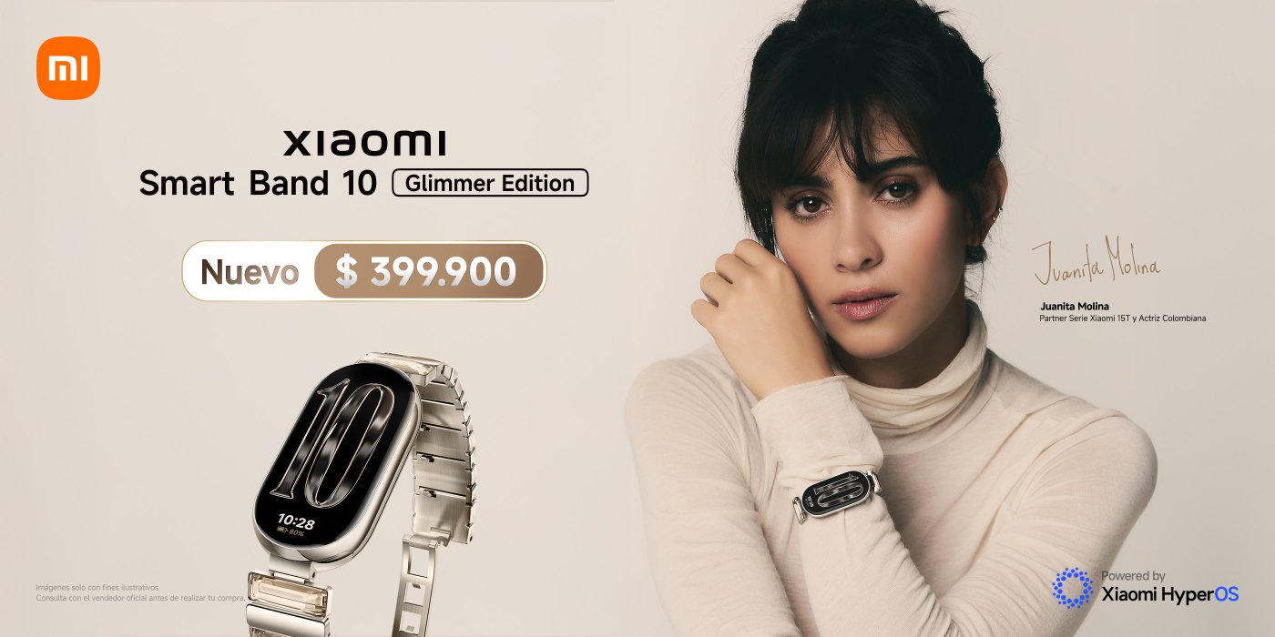 La presentación de la Xiaomi Mi Band 10 (Edición Glimmer) tiene un precio de $399,900. La modelo lleva puesta una blusa de cuello alto blanca y tiene la pulsera en la muñeca, con un fondo de tonos claros y minimalistas.