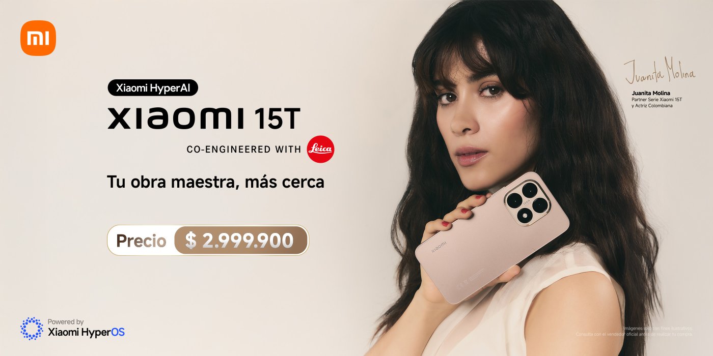 Una mujer sostiene un teléfono Xiaomi 15T rosa, al lado hay texto que incluye información sobre el precio y la colaboración de la marca. El fondo está borroso, destacando el diseño del teléfono.