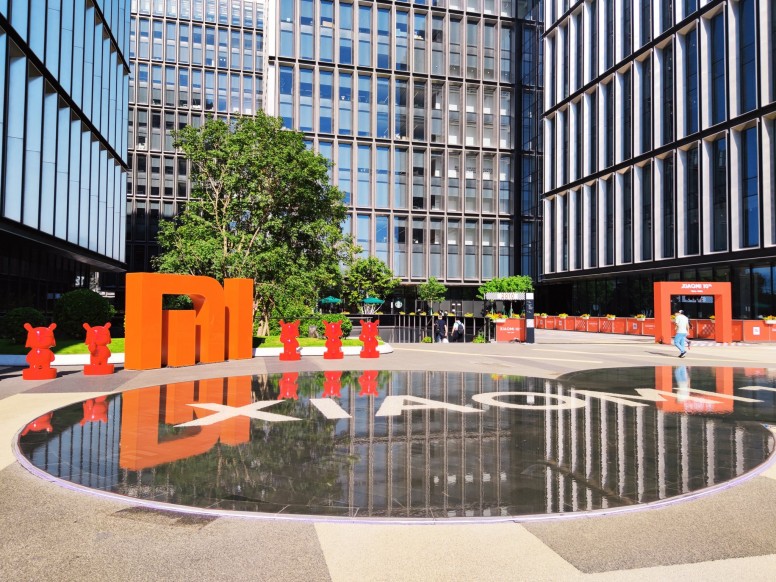 EfBaOV6UcAI8kvh.jpg Petite surprise pour les employées de Xiaomi Chine ce matin