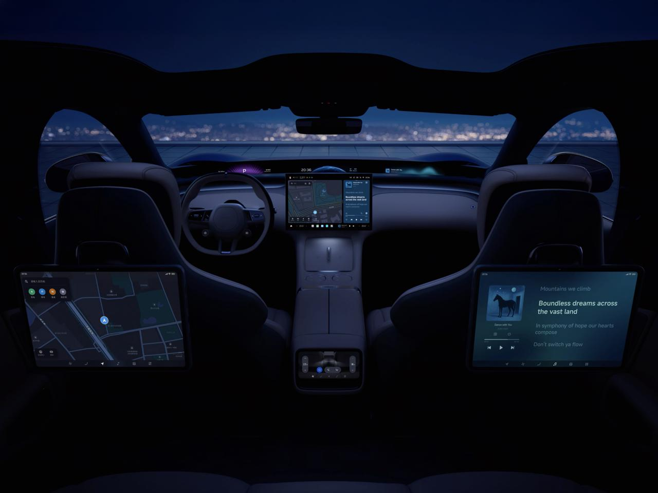 L'interno moderno dell'auto presenta un grande schermo touch dietro il sedile del conducente e del passeggero, che mostra mappe e informazioni musicali. L'illuminazione interna è soffusa e lo sfondo sono le luci della città di notte.
