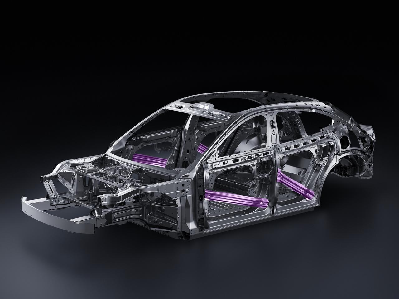 La struttura metallica del telaio dell'auto, abbinata a barre di rinforzo viola, mostra il design interno dell'auto, con uno sfondo nero.