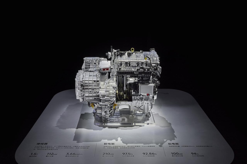 A car engine model is displayed against a black background, with detailed performance parameters at the bottom, including power and efficiency metrics.