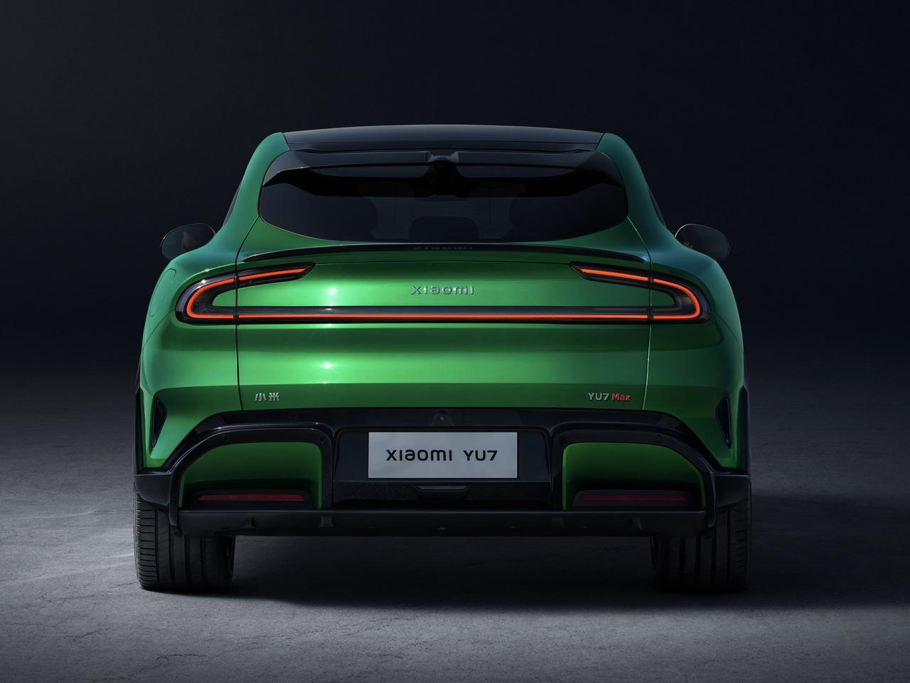 Vista posteriore dell'auto verde Xiaomi Yu7 Max, su uno sfondo scuro, che mostra il design aerodinamico e i fanali distintivi.