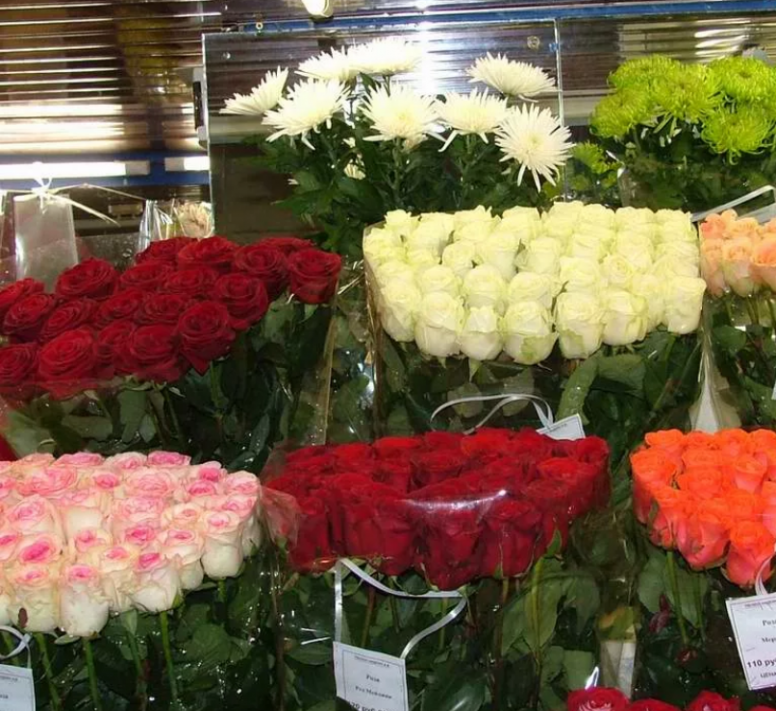 Купить розы в цветочном магазине. Цветы которые продают в цветочных магазинах. Витрина роз в цветочном магазине. Розы в цветочном магазине. Букеты роз цветочный магазин.