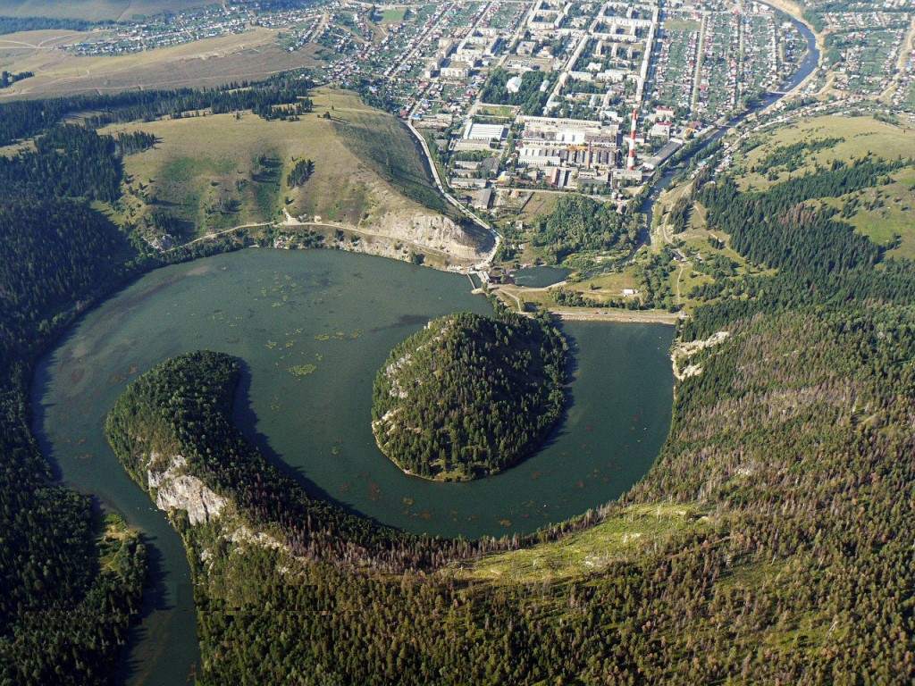 Фото пруда сверху