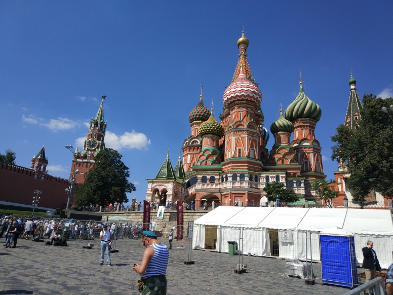 Храм василия блаженного и спасская башня на одном