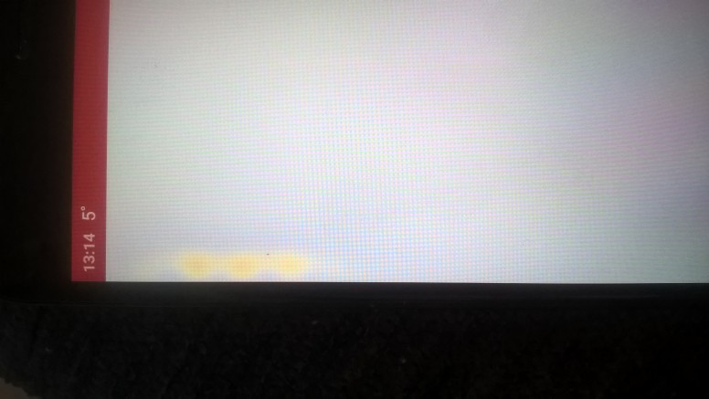 Почему появилось пятно на экране. Желтые полосы на экране. Желтые пятна на мониторе. Желтый экран с полосками. Желтые полоски на дисплее.