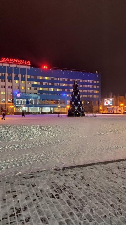 Время в мирном якутия сейчас. Площадь Ленина 2000 Якутия Мирный. Площадь Ленина 2003 Якутия Мирный. Каток город Мирный Саха Якутия. Администрация г Мирный Республика Саха Якутия.