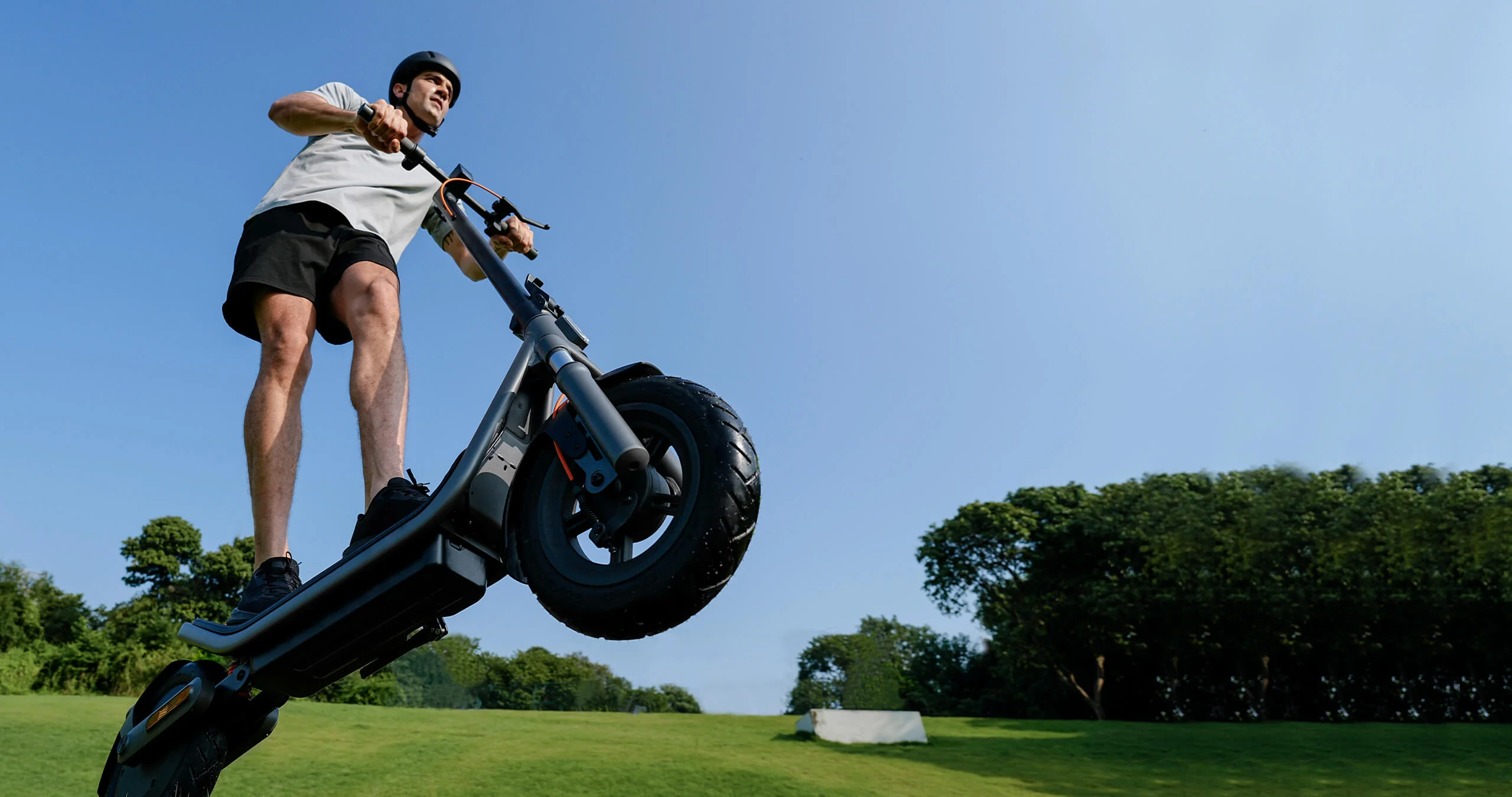 12-inch large tubeless tires provide enhanced suspension